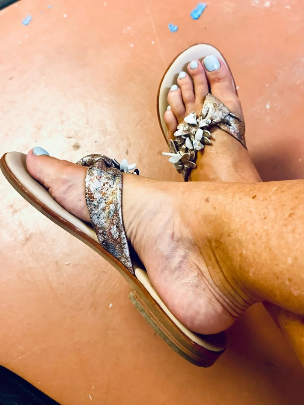 Johnston & Murphy Women's Metallic Floral Thong Sandals - Bronze